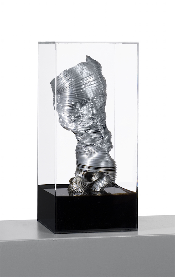 bitumen-Bitumen Figur Nr. 1-Aluminium und Bitumen im Plexiglasbox - 49 x 22 x 22 cm - 2014